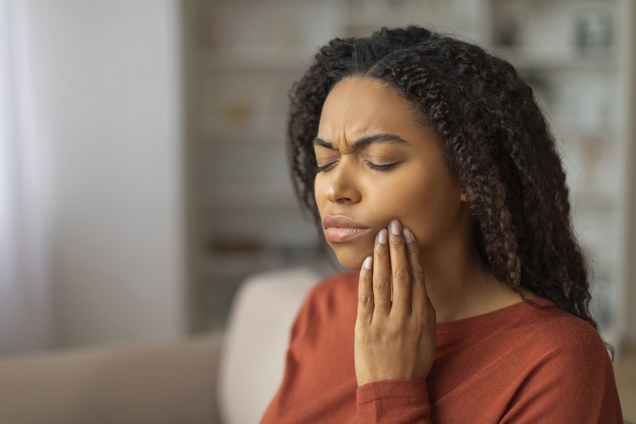 woman with toothache, what causes toothaches